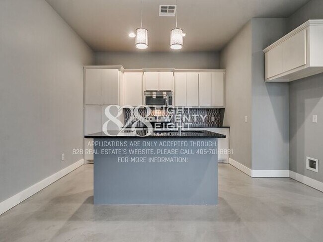 Building Photo - *AVAILABLE NOW!* Urban chic 3 bed/2.5 bath Townhome in West Norman!