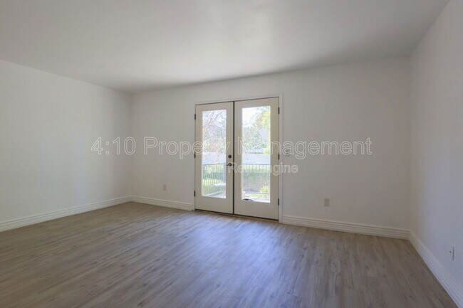 Building Photo - 951 E Leeward Ln