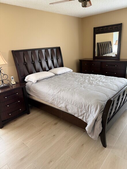 Master bedroom - 4043 NW Cinnamon Tree Cir