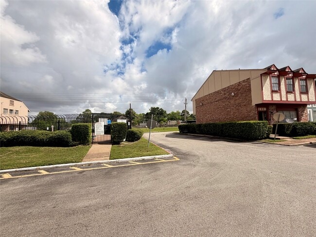 Building Photo - 7700 Creekbend Dr