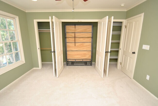 Building Photo - Stunning Colonial Revival in Bixby Knolls