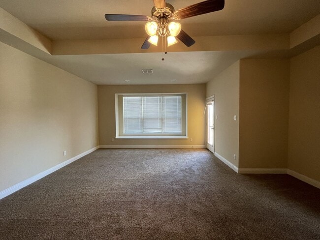 Building Photo - 2650 Venice Dr
