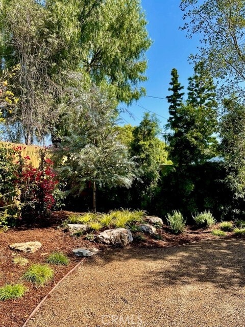 Building Photo - 1019 E Walnut Ave