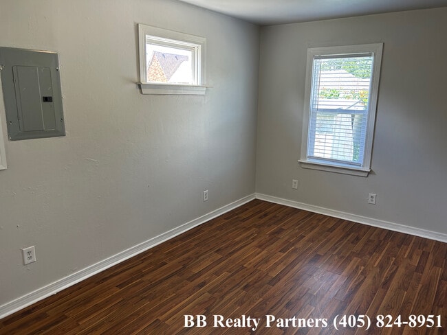 Building Photo - 1404 S Knoxville Ave