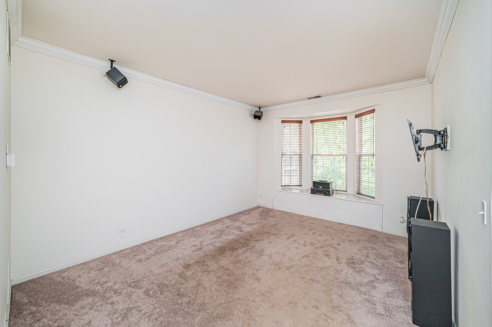 Building Photo - 1060 Ellsworth Dr