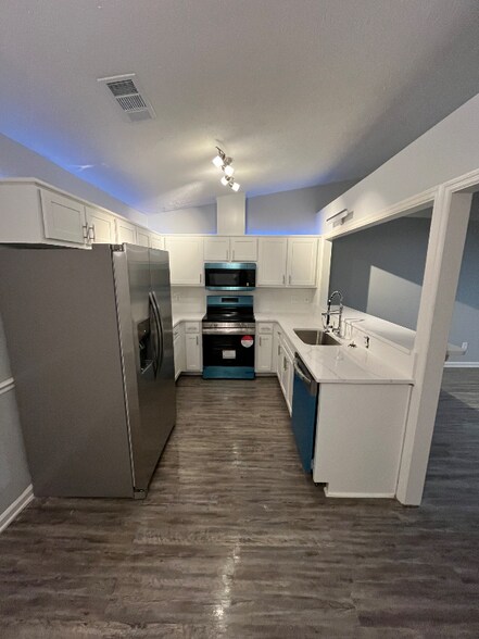 Building Photo - 6233 Cross Tie Ct