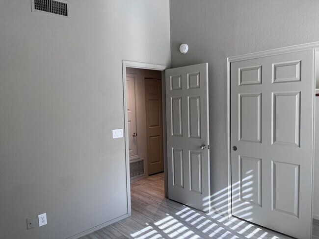Building Photo - Adorable light and bright! 3Bedroom/2Bath ...