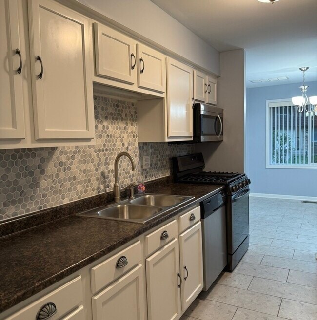 Building Photo - 3026 Roberts Dr