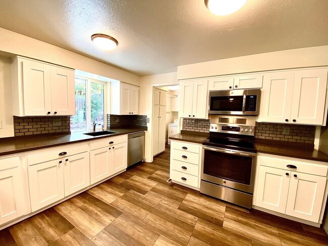 Building Photo - Lovely Highlands Home w/a View Available 7...