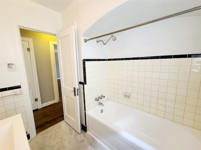Building Photo - 5920 La Vista Dr