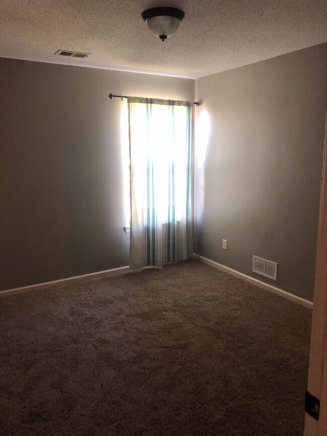 Building Photo - 4 Bedrooms in Exclusive Snowden Grove