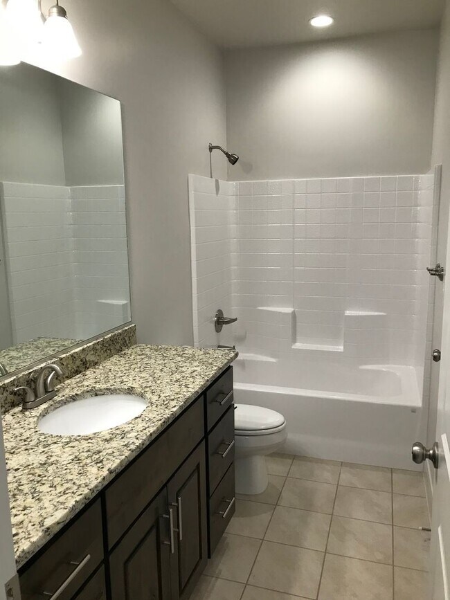 Building Photo - Beautiful like new home, 3 bedroom and 3 b...