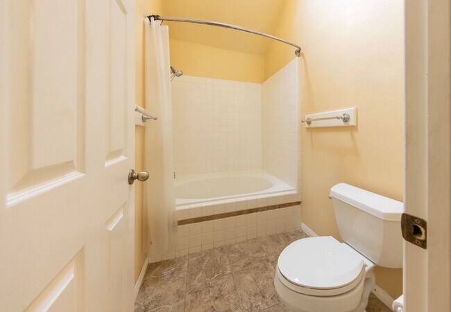 Building Photo - 3 Bedroom + Loft + Office Oceanside Home