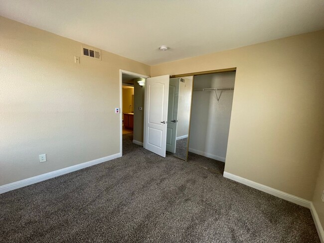 Building Photo - Gorgeous 2nd Floor Unit-Available SOON!