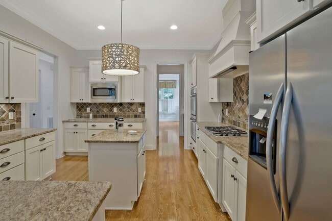 Building Photo - Stunning 4BE/3.5BA home in the very desira...