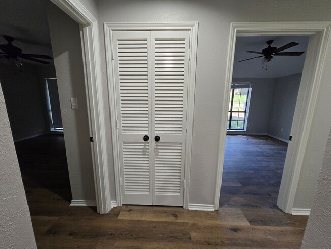 Building Photo - Stunning 4-bd 2.5 bath