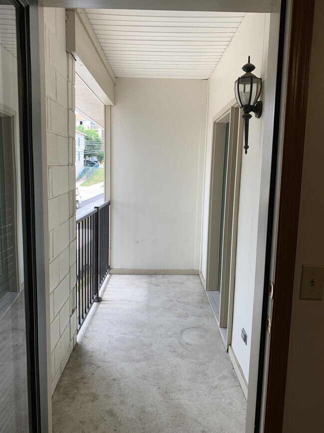 Building Photo - 135 S River Rd