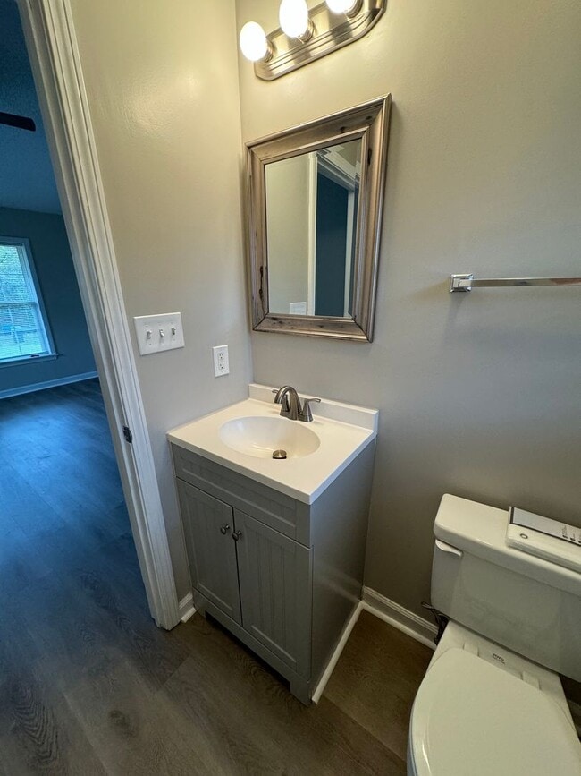 Building Photo - Beautiful 4 Bedroom, 2 Bath House Convenie...