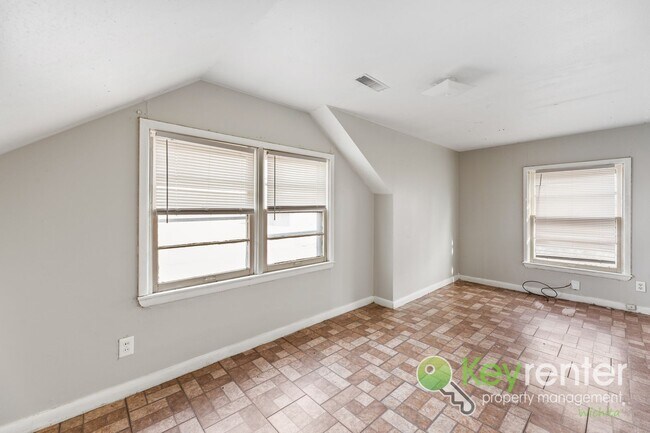 Building Photo - Cute 3 bedroom house near shopping, restaurants, and WSU