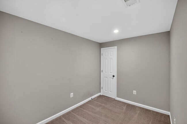 Building Photo - Well maintained, Bright & Spacious 3 BR/3.5 BA Townhome w/ Parking & Private patio - Pets Welcome!
