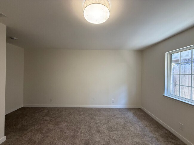 Building Photo - Beautifully Updated Single Story Custom Ho...