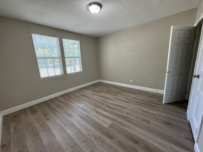 Building Photo - 704 St Clair St