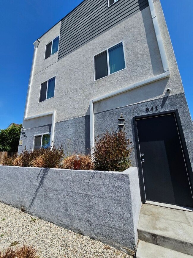 Building Photo - 32(839)