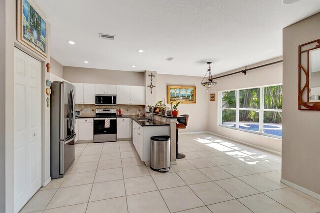 Building Photo - 6788 Hendry Dr