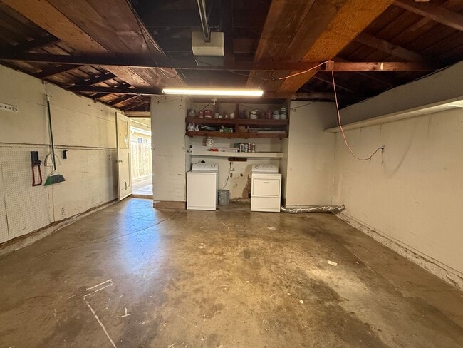 Building Photo - Cozy 2 bedroom 1 bathroom with pool!