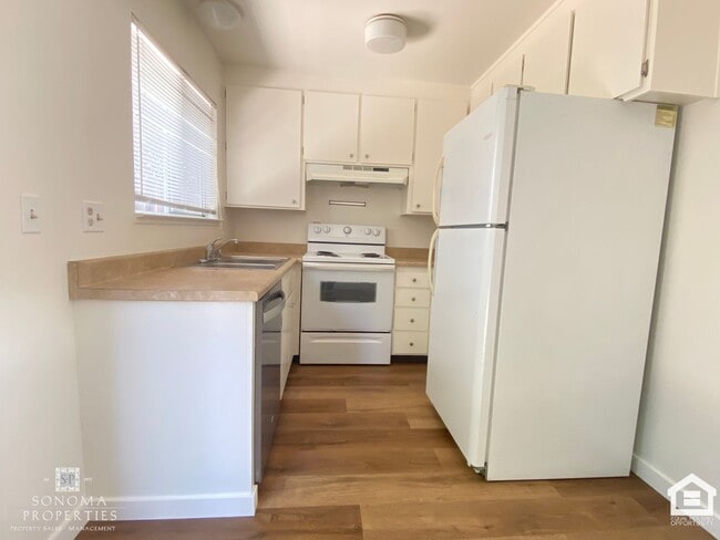 Building Photo - Charming 2 Bed / 1.5 Bath Duplex in Sonoma!