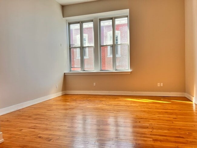 Building Photo - 4627 E. Thompson-Studio