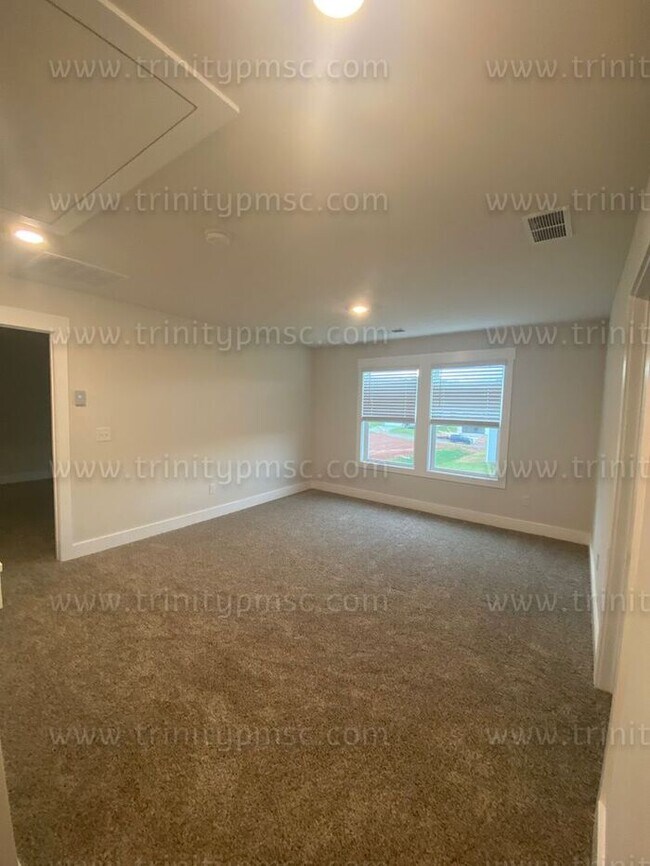Building Photo - Gorgeous 4/2.5 waiting for you!