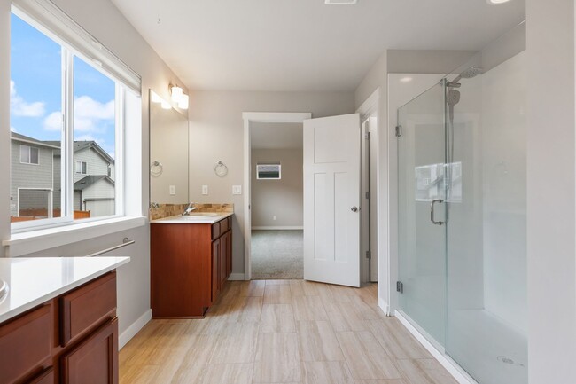 Building Photo - Community beach access! 4 bedrooms 2.5 baths.