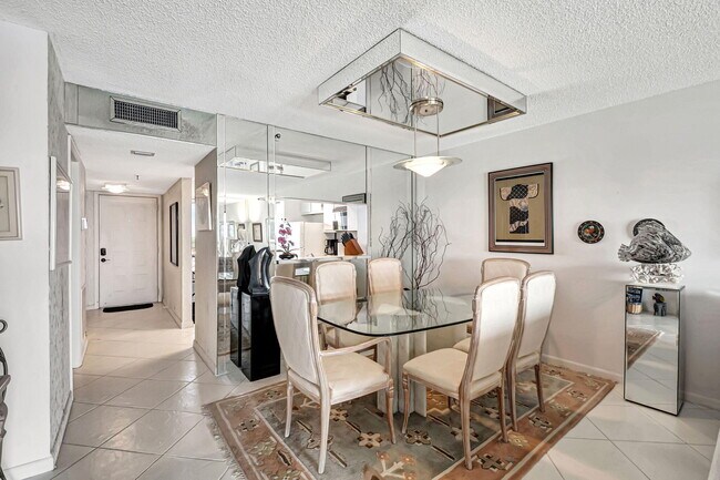 Building Photo - 6866 Huntington Ln