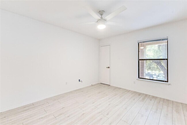 Building Photo - 1200 Del Roy Dr