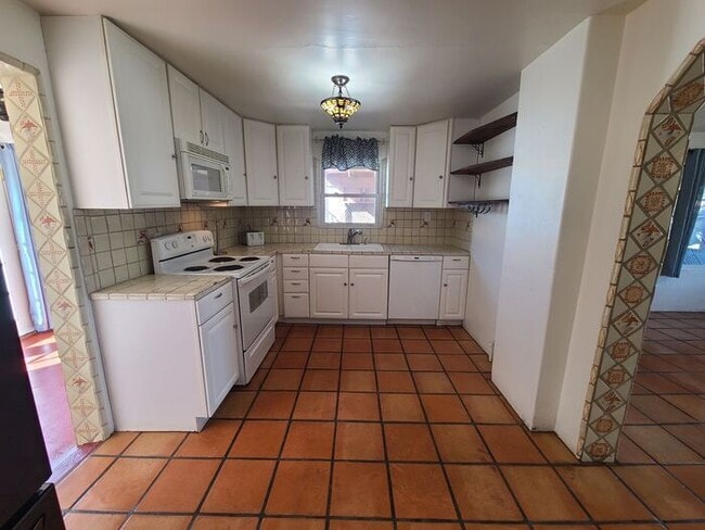 Building Photo - Charming 2 bedroom 1 bathroom