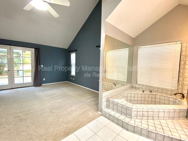 Building Photo - 672 W Ellery Ave