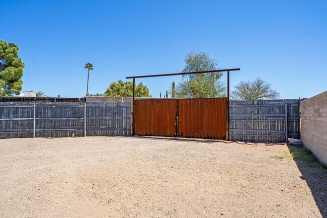 Building Photo - Eastside Spacious home
