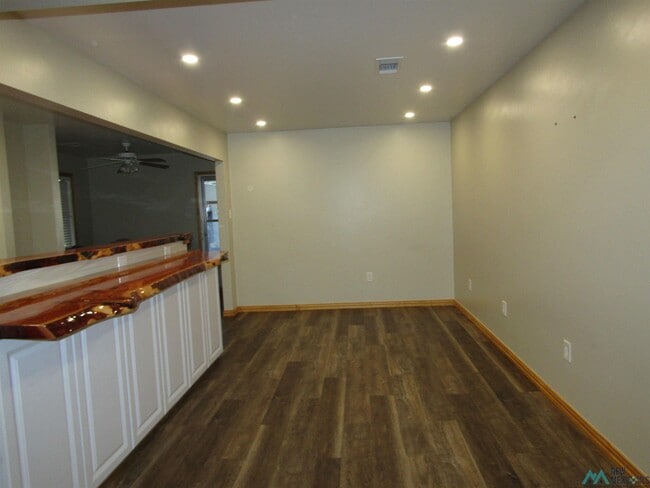 Building Photo - 1915 Villa Dr