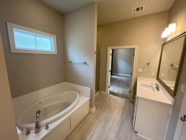 Building Photo - Beautiful 4-Bedroom Home in The Magnificen...