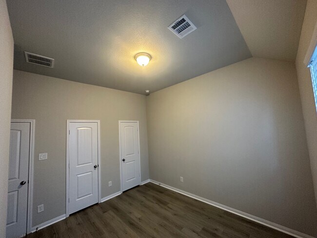 Building Photo - 7331 Saddle Tree Dr