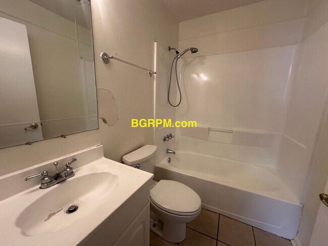 Building Photo - 3 BD, 1.5 BA, home in Jacksonville