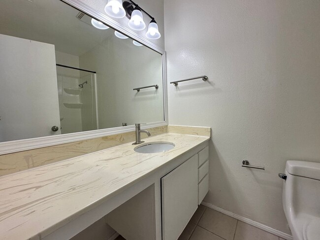 Building Photo - 3 Bedroom Condo in Clairemont with Spaciou...