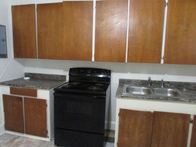 Building Photo - Spacious Three Bedroom