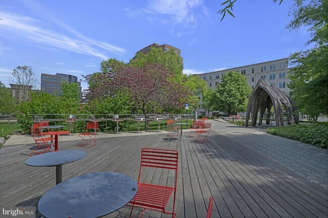 Building Photo - 3800 Fairfax Dr