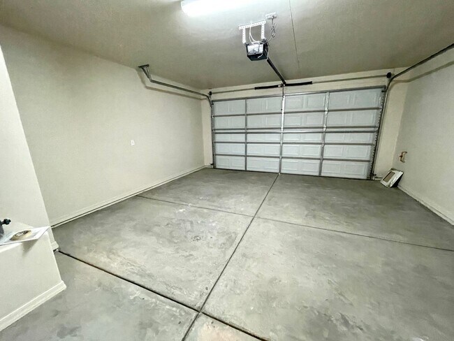 Building Photo - Centrally Located 3BR Home Near Airway Ave | Granite Kitchen, 2-Car Garage & Fenced Yard!