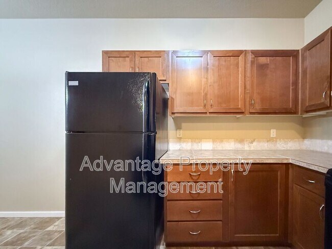 Building Photo - 519 Catron St N