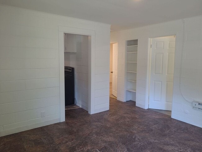 Building Photo - 2 Bedroom 1 Bathroom Apartment in Red Bank...