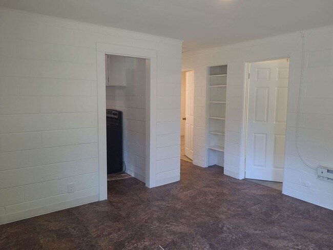 Building Photo - 2 Bedroom 1 Bathroom Apartment in Red Bank! Vouchers Accepted!