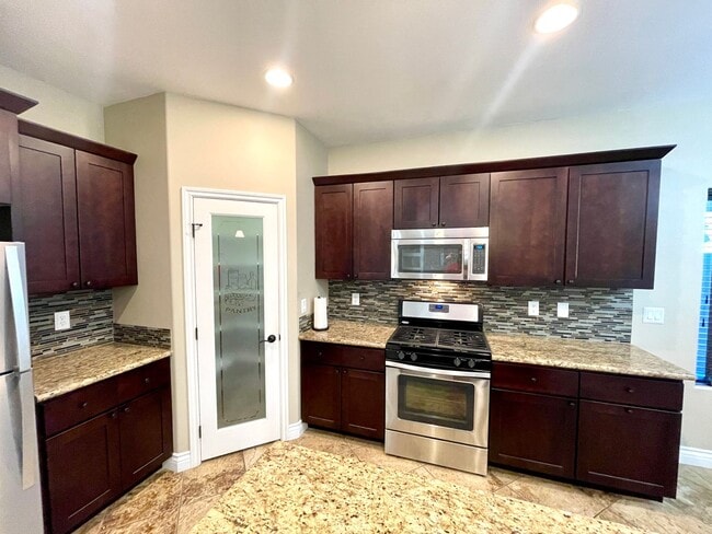 Building Photo - Elegant 3 Bedroom, 2 bathroom Home in Legacy Ranch Neighborhood in Central Kingman!